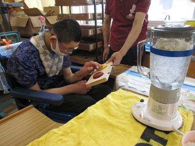 校外実習の様子(スイッチ教材使用) 校外実習の様子(スイッチ教材使用)