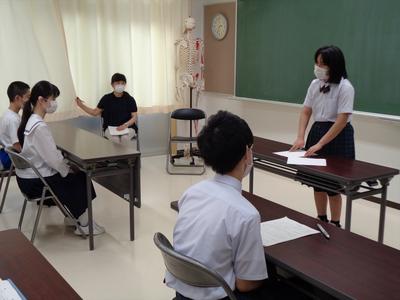 中学部生も先輩の弁論を聴きました 中学部生も先輩の弁論を聴きました