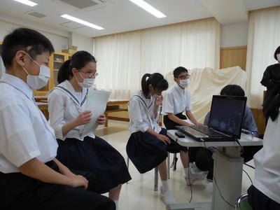 近況報告や質問コーナーで話す様子 近況報告や質問コーナーで話す様子