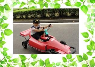 くるまみたいな自転車に乗る様子 くるまみたいな自転車に乗る様子