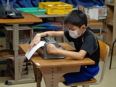 打ち込んだ点字を確認しながら操作する様子 打ち込んだ点字を確認しながら操作する様子