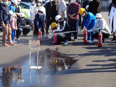 的に向かってビュッと水をかける