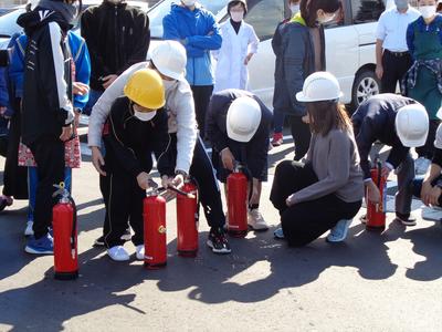 消火器の構造を触って確認