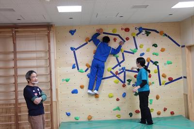 講師の指導で天井近くまで登る生徒 講師の指導で天井近くまで登る生徒