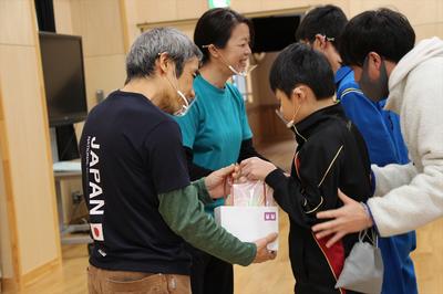 閉会式　プレゼント贈呈の様子　ありがとうございました！