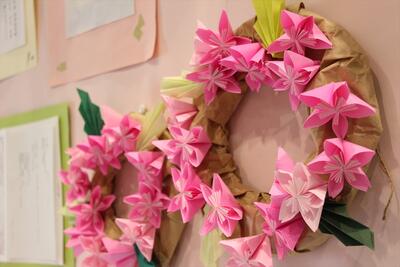 小学部教員の手作り。とても手が込んでいる「お花の輪」 小学部教員の手作り。とても手が込んでいる「お花の輪」