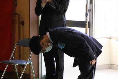卒業生退場 最後の礼の様子 卒業生退場 最後の礼の様子