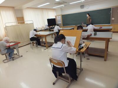 校内文字能力テストの会場の様子 校内文字能力テストの会場の様子