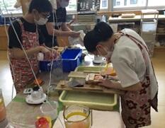 紙すき作業の様子 紙すき作業の様子