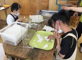 紙ちぎり作業の様子 紙ちぎり作業の様子