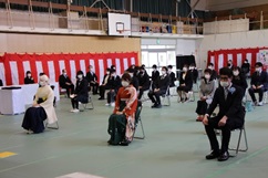 卒業生３人と会場の様子