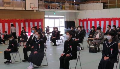 卒業生と会場の様子