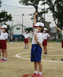 手を高く上げて「白だ―!!」 手を高く上げて「白だ―!!」