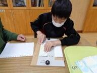 折るための道具を使って折る様子(全盲生徒) 折るための道具を使って折る様子(全盲生徒)