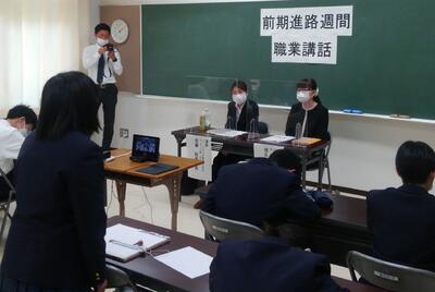 生徒から質問を受ける佐藤先生 生徒から質問を受ける佐藤先生