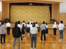 距離を取って並んでいます 距離を取って並んでいます