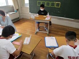 簡易点字板で自分の名前を書く様子 簡易点字板で自分の名前を書く様子