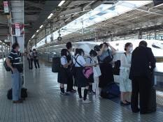 新幹線を待つ修学旅行団 新幹線を待つ修学旅行団