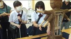 阿修羅像のレプリカを触察する生徒 阿修羅像のレプリカを触察する生徒