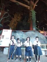 大仏前で記念撮影する生徒 大仏前で記念撮影する生徒