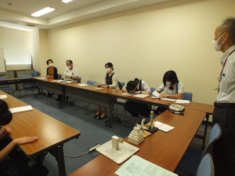 説明を聞く生徒と教員 説明を聞く生徒と教員