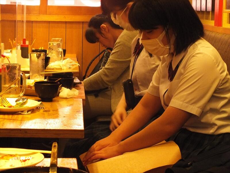 100年前の点字新聞を読む生徒 100年前の点字新聞を読む生徒