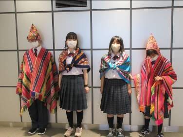 民族衣装を着て記念撮影をする生徒4名 民族衣装を着て記念撮影をする生徒4名
