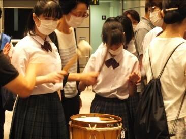 楽器を演奏する生徒 楽器を演奏する生徒