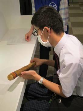 民族楽器を触察する生徒 民族楽器を触察する生徒