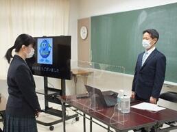 お礼の言葉を述べる様子
