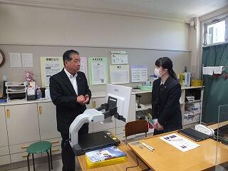 石井さんを激励する関根村長 石井さんを激励する関根村長