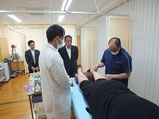 専攻科理療科における鍼(はり)の実習をご覧になる関根村長・鈴木副村長 専攻科理療科における鍼(はり)の実習をご覧になる関根村長・鈴木副村長
