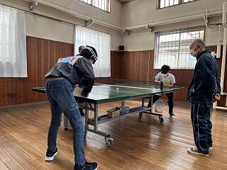 本校生徒同士の対戦 ボールを打ち合う2人 本校生徒同士の対戦 ボールを打ち合う2人