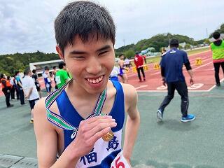 100mで第1位に入賞し笑顔でメダルを手にする増子選手 100mで第1位に入賞し笑顔でメダルを手にする増子選手