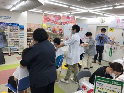 マッサージ体験の様子 マッサージ体験の様子