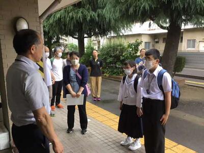 中学部生徒2名が、学校の職員玄関前で、校長先生に「行ってきます」と元気にあいさつをしました。 中学部生徒2名が、学校の職員玄関前で、校長先生に「行ってきます」と元気にあいさつをしました。
