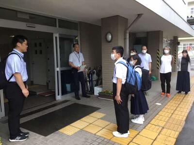 雨もやみ、留守番する先生方に見守られ、これから出発です。 雨もやみ、留守番する先生方に見守られ、これから出発です。