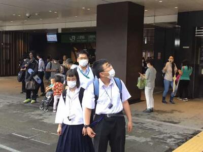 上野駅に着きました。改札を出て、学級担任と３人で写真撮影。