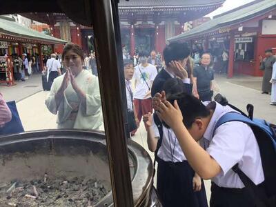 大きな常香炉から出てくる、お香の煙を頭に浴びる二人。 大きな常香炉から出てくる、お香の煙を頭に浴びる二人。