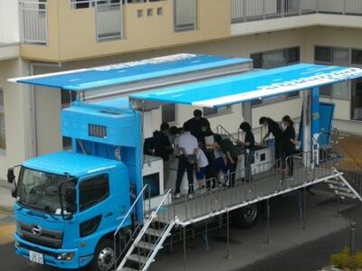 大きなトラックが、本校敷地内で、水族館に早変わり! 大きなトラックが、本校敷地内で、水族館に早変わり!