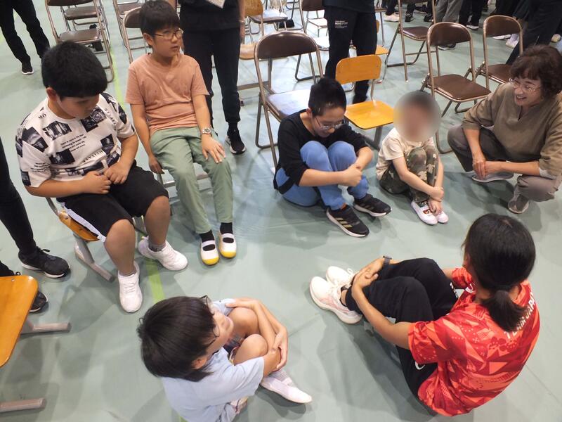 佐々木選手に質問する小学生 佐々木選手に質問する小学生