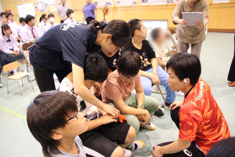 半谷選手にに質問する小学生 半谷選手にに質問する小学生