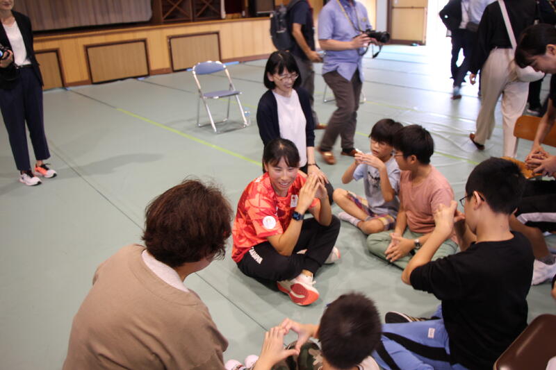 佐々木選手と手でハートマークを作る生徒たち 佐々木選手と手でハートマークを作る生徒たち