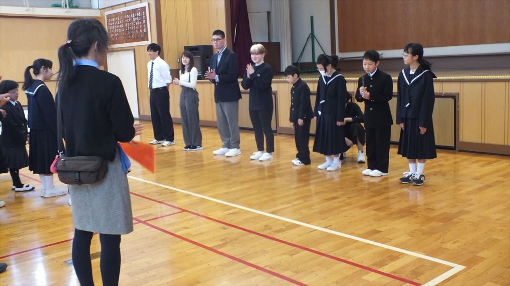 新入生が前に並んでいる様子 新入生が前に並んでいる様子