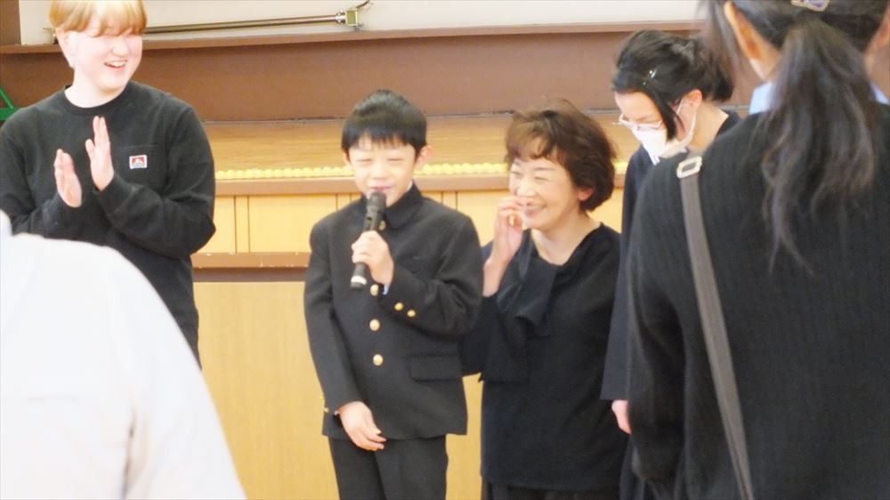 新中学生が笑顔で自己紹介 新中学生が笑顔で自己紹介
