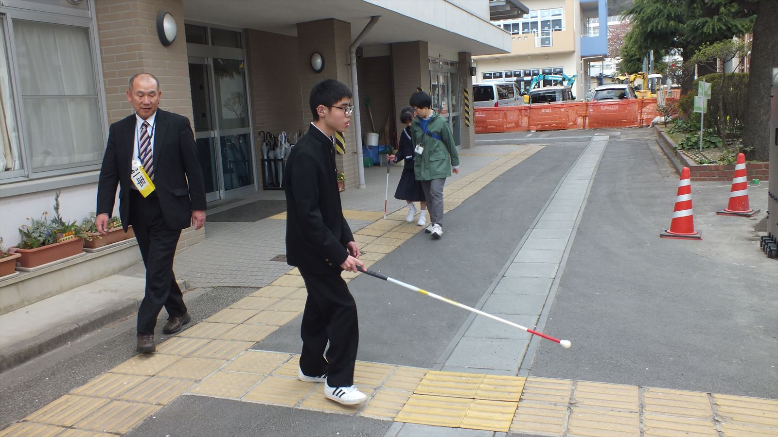 学校正面玄関前の歩行 学校正面玄関前の歩行