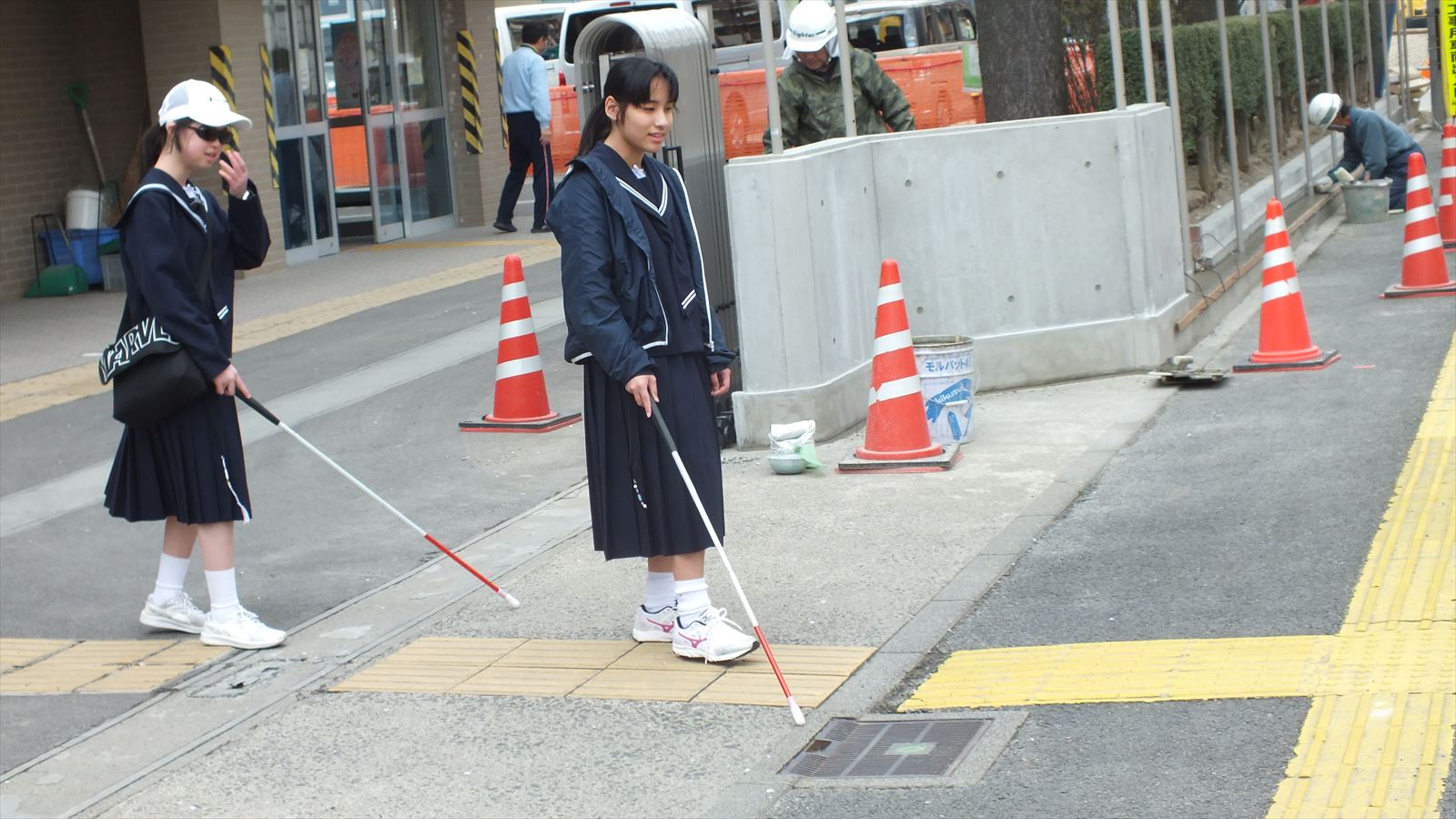 学校正面玄関から外に出る様子