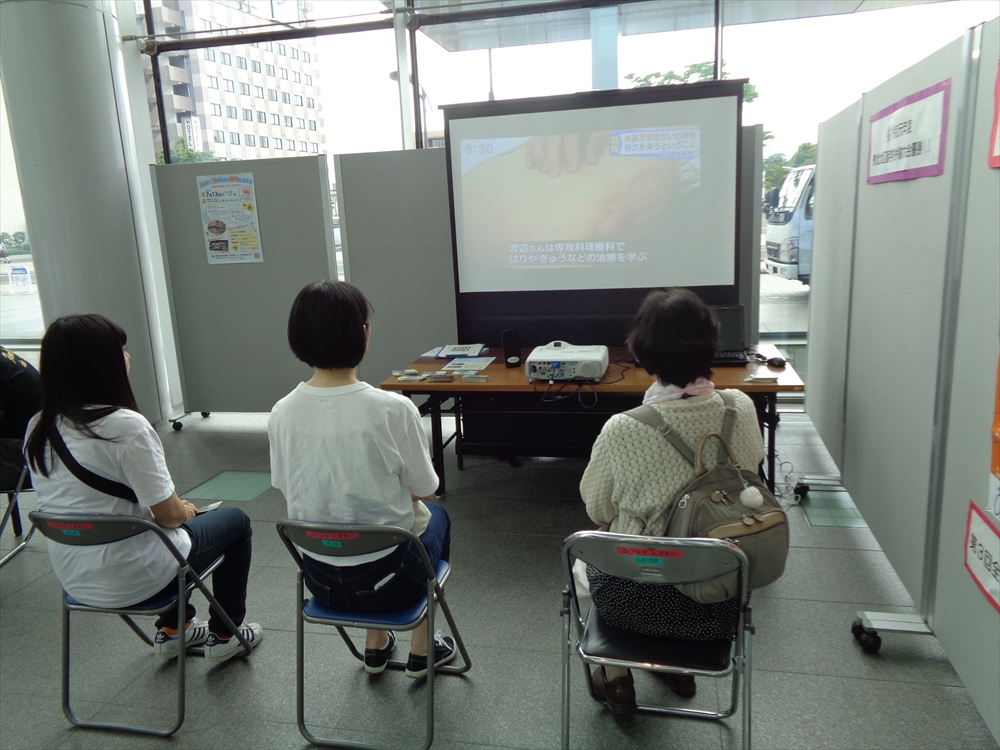 VTRを観る来場者