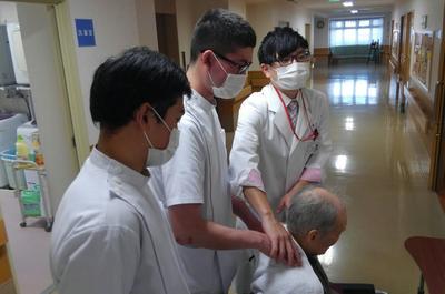 指導を受けながら肩を施術 指導を受けながら肩を施術