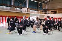 着座する新入生 着座する新入生